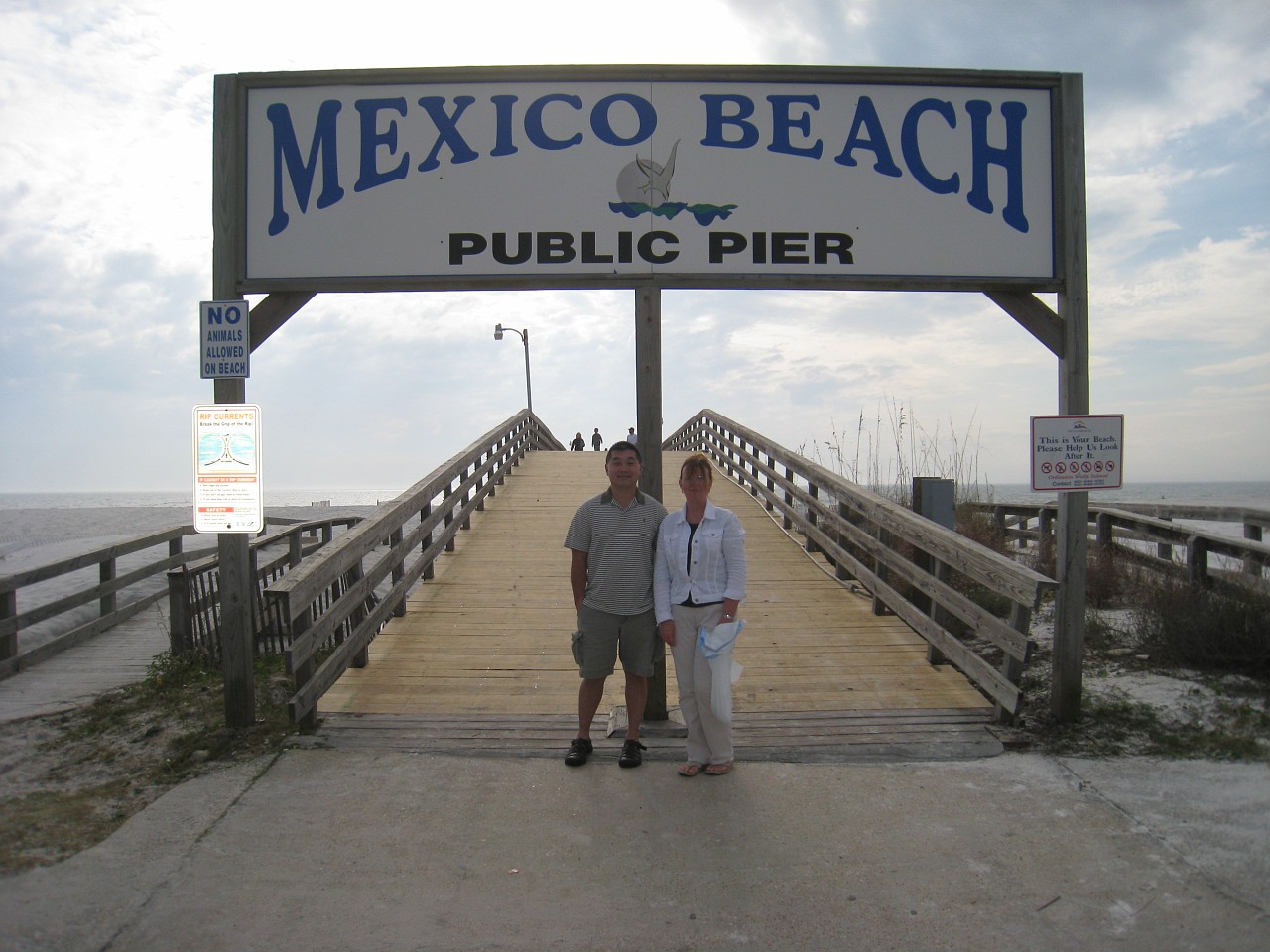 Vacation 2007-12 - Beaches Disney Hotels 0355.jpg - On the 2007-08 Florida vacation we visited beaches from Fort Myers to Sanibel Island sampling local food along the way. Green water and white sugar beaches! Arriving at Disney World we visited several of the theme resorts.